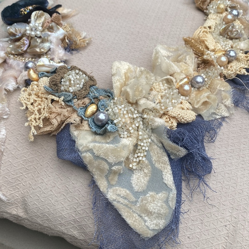 Exquisite jewelry designer handmade beaded necklace with silk velvet and pearls - Picture 7 of 8